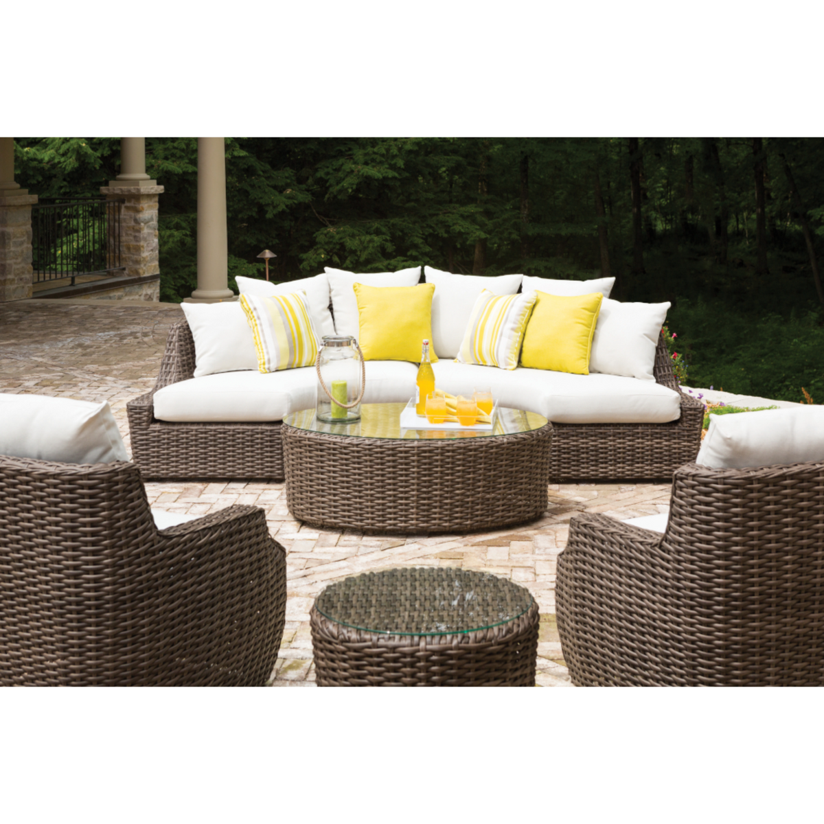 Lloyd Flanders Largo 48" Oval Cocktail Table